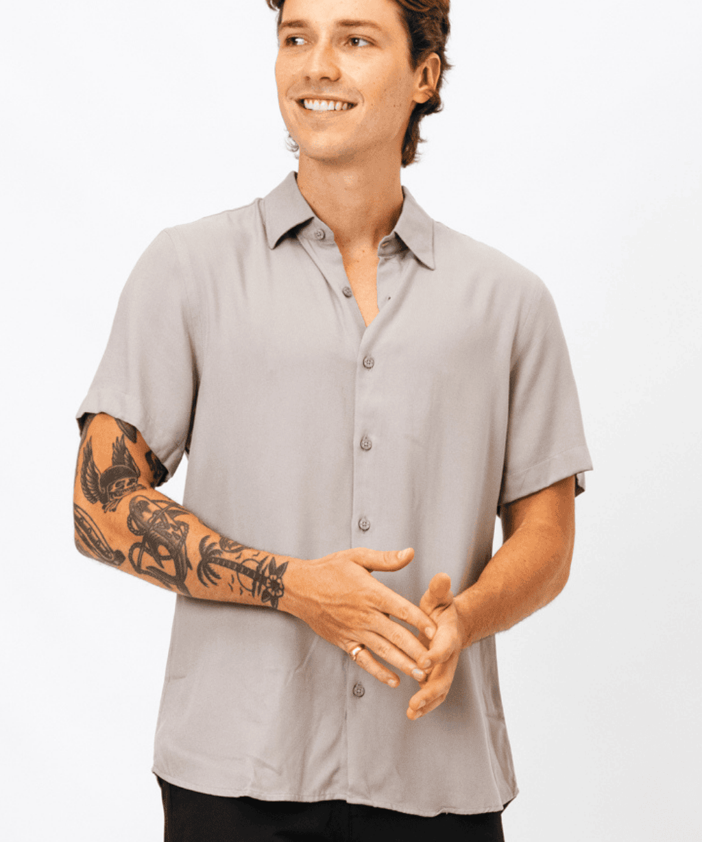 camisa_viscose_mc_rayon_cinza_12118_1_19207ac9af912be2afcf65453be42690.png