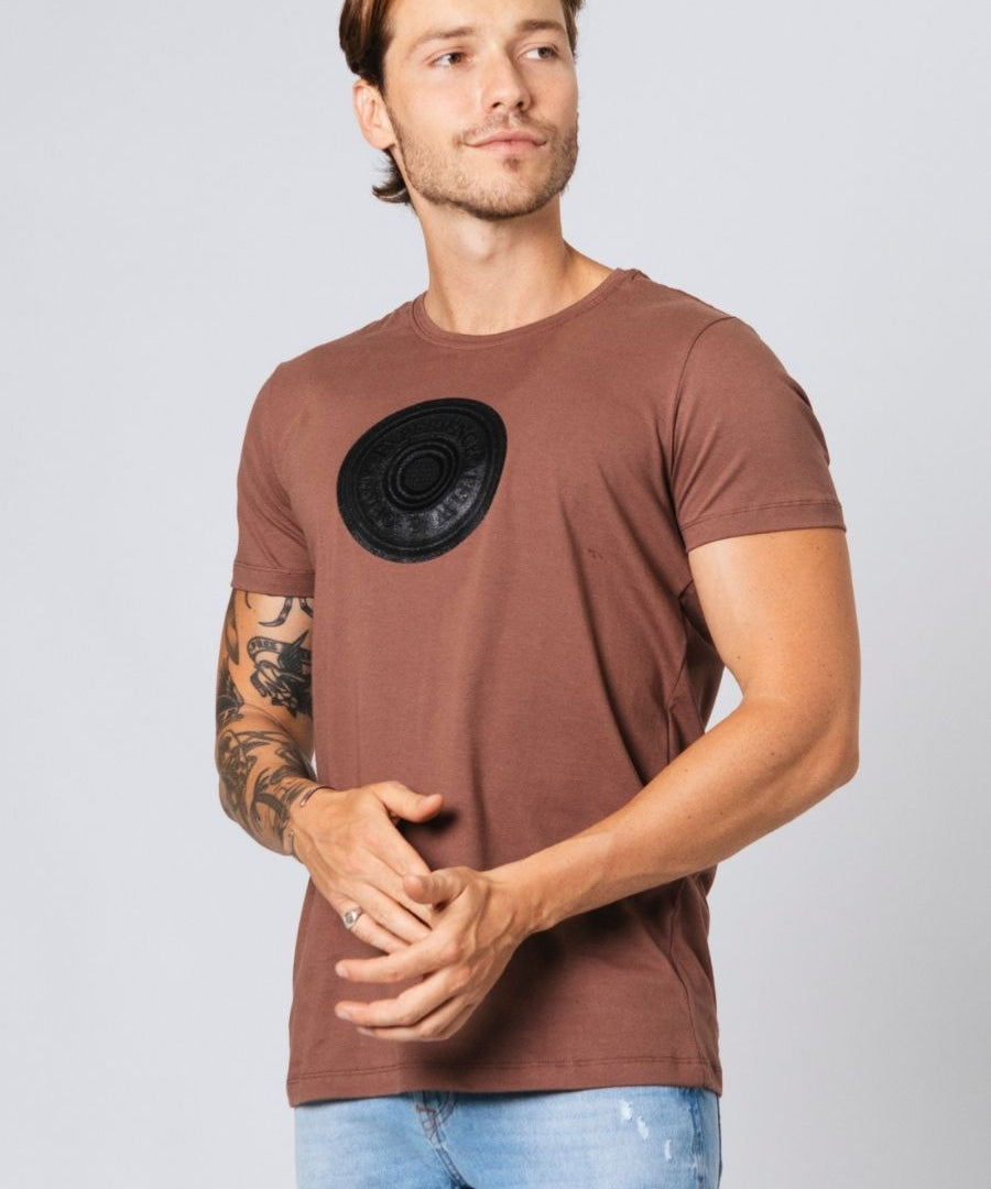 camiseta_chandow_marrom_12004_2_ad96895ddb85f90e5a466e83833bf982.jpg